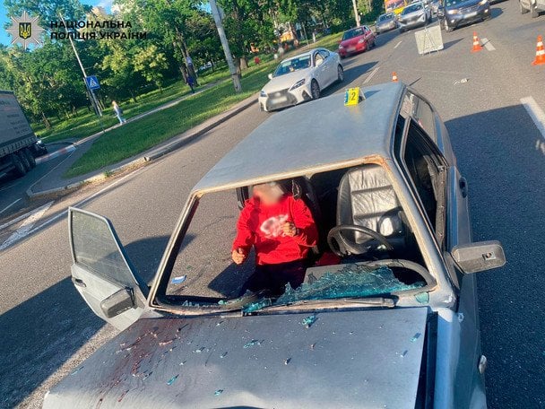 Вміст алкоголю у 12 разів перевищував норму: у Києві водій Lada протаранив Tesla та Volkswagen і травмував свою пасажирку (фото)