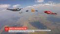Сторонники парашютного спорта отпраздновали профессиональный праздник новыми прыжками