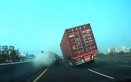 Видеорегистратор зафиксировал жуткое падение грузовика на легковые авто