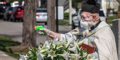 В США священник на Пасху кропил людей святой водой из игрушечного пистолета и стал мемом