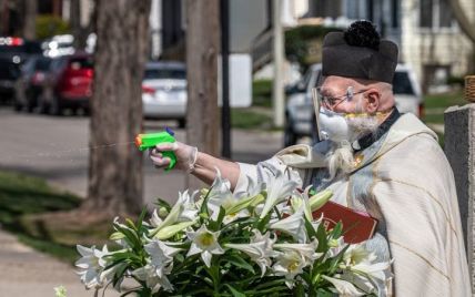 В США священник на Пасху кропил людей святой водой из игрушечного пистолета и стал мемом