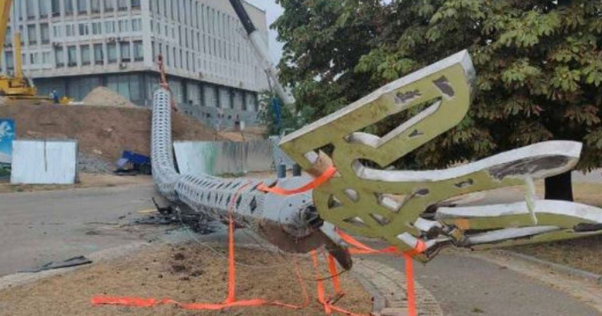 В Херсоне флагшток, который устанавливали ко Дню независимости, раздавил Lexus чиновника (фото, видео)