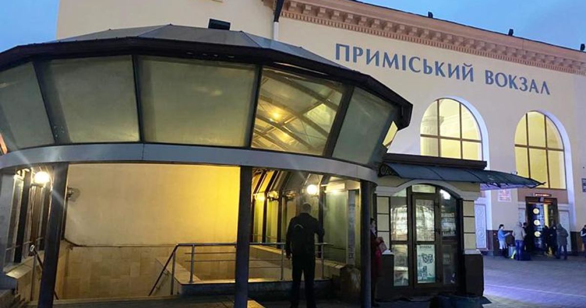 В Киеве на вокзале пассажир выпил с незнакомцем в кафе, а очнулся без вещей и денег в больнице: фото