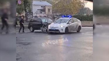 В Одесі чоловік під дією наркотиків протаранив поліцейську автівку і влаштував гонитву