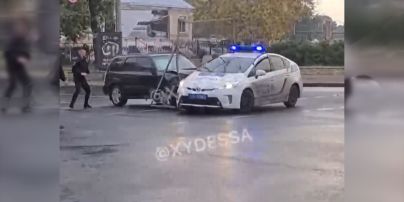 В Одесі чоловік під дією наркотиків протаранив поліцейську автівку і влаштував гонитву