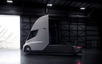 Стали известны новые подробности о выпуске электрического грузовика Tesla Semi