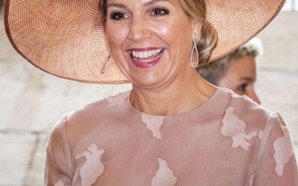 В эффектной шляпе и с улыбкой: именинница дня королева Максима на торжественном мероприятии