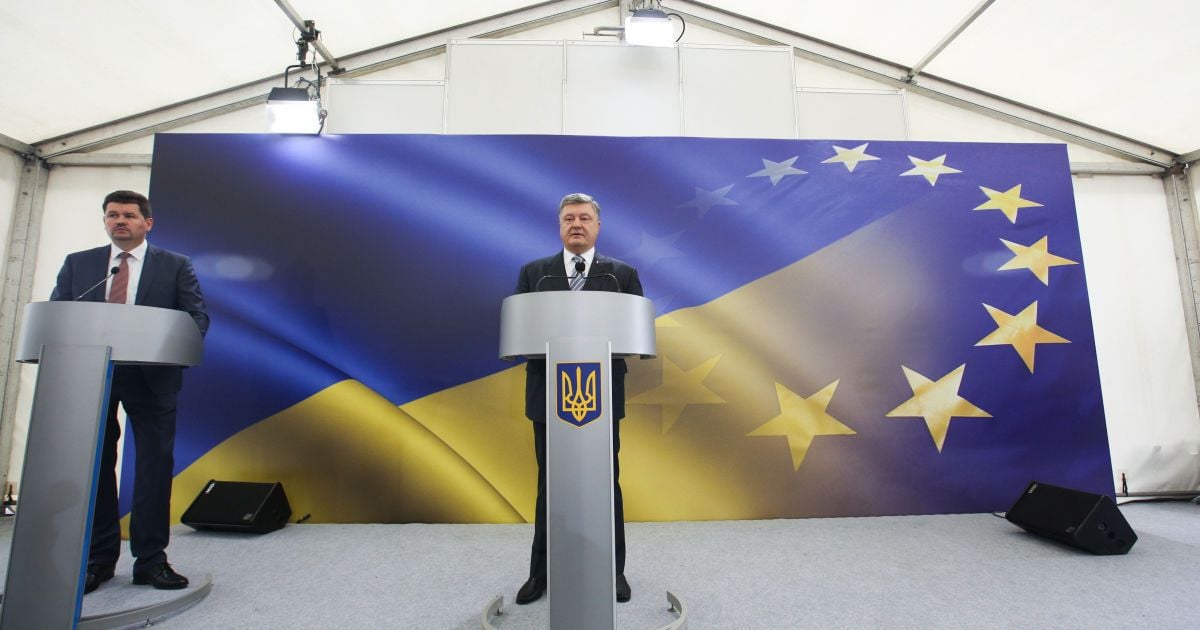 Порошенко засудив політиків з подвійним громадянством і сам відхрестився від іноземних паспортів