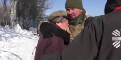 Авдіївку не здавайте. Місцева жителька емоційно просила українських бійців не пускати окупантів