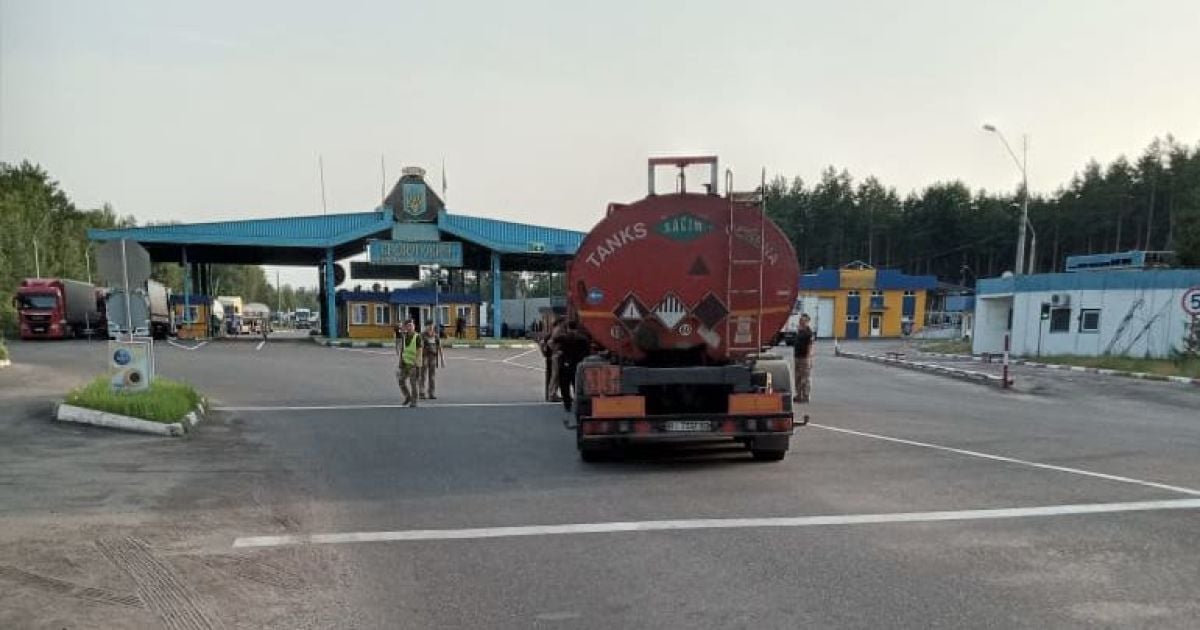 На кордоні з Білоруссю сп'янілий далекобійник зніс шлагбаум і отримав шість адмінпроваджень: відео