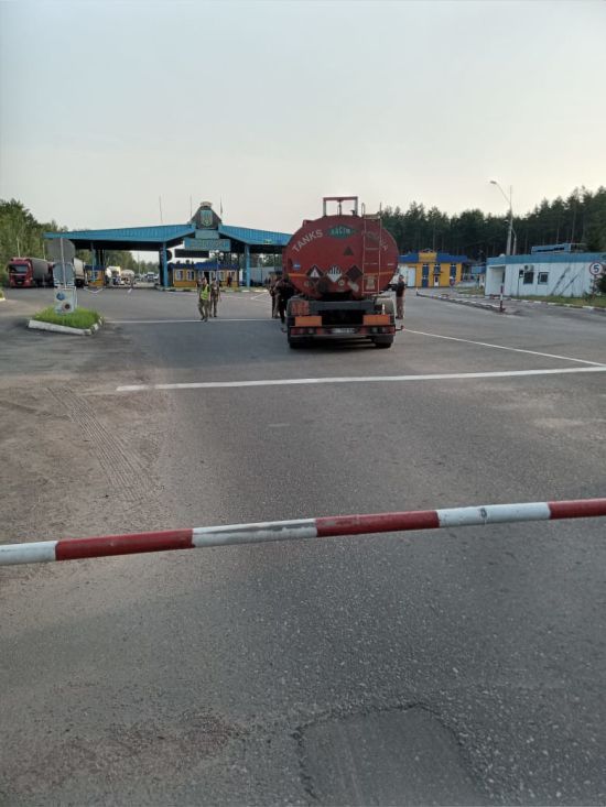 На кордоні з Білоруссю сп'янілий далекобійник зніс шлагбаум і отримав шість адмінпроваджень: відео