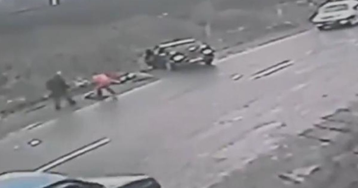 На Закарпатье мужчина спас 4-летнего мальчика из-под колес авто