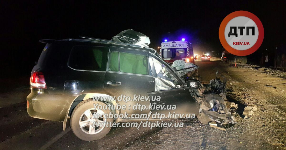 Под Киевом произошло смертельное ДТП: внедорожник влетел в грузовик