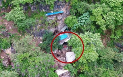 В Китае копы случайно нашли пещеру беглеца, где он скрывался 17 лет