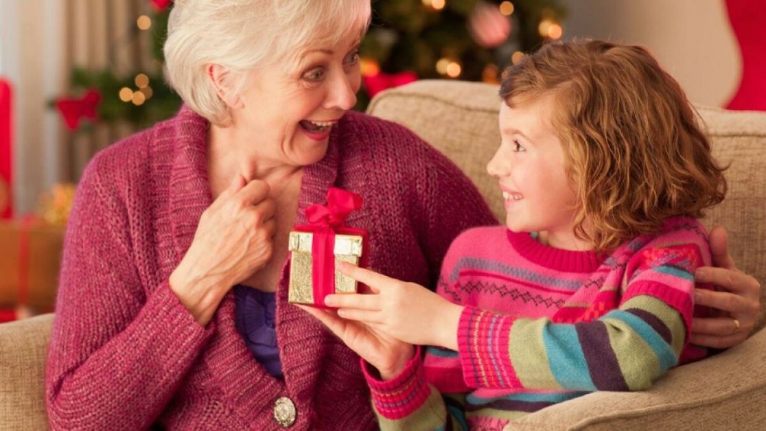 Что подарить бабушке на 51, 52, 53, 54 года: идеи презентов для молодой бабули