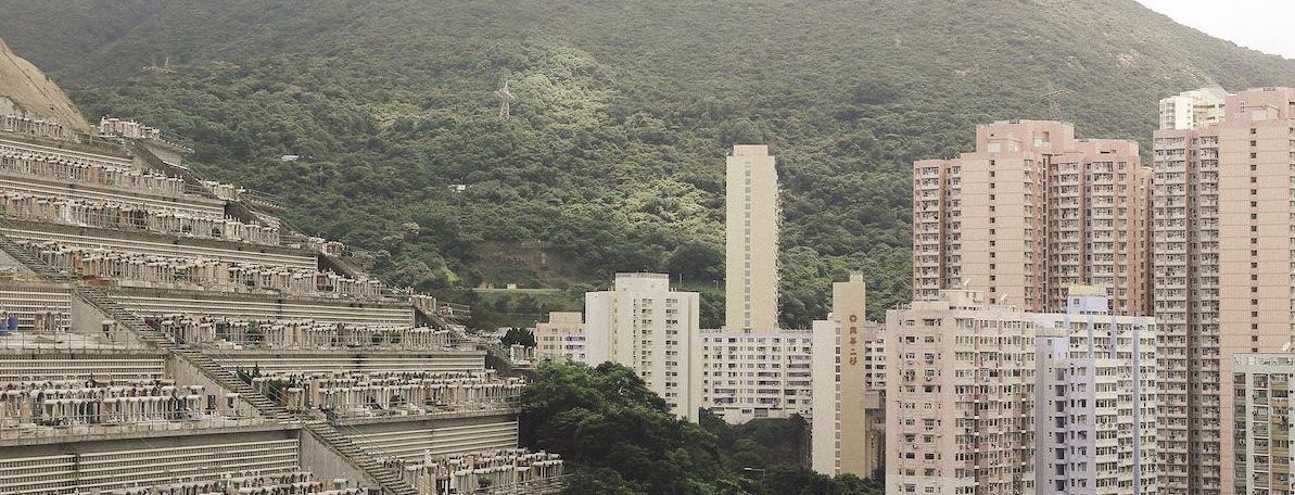 "Пространство мертвых". В Гонконге людей хоронят на вертикальных кладбищах - объясняем, почему