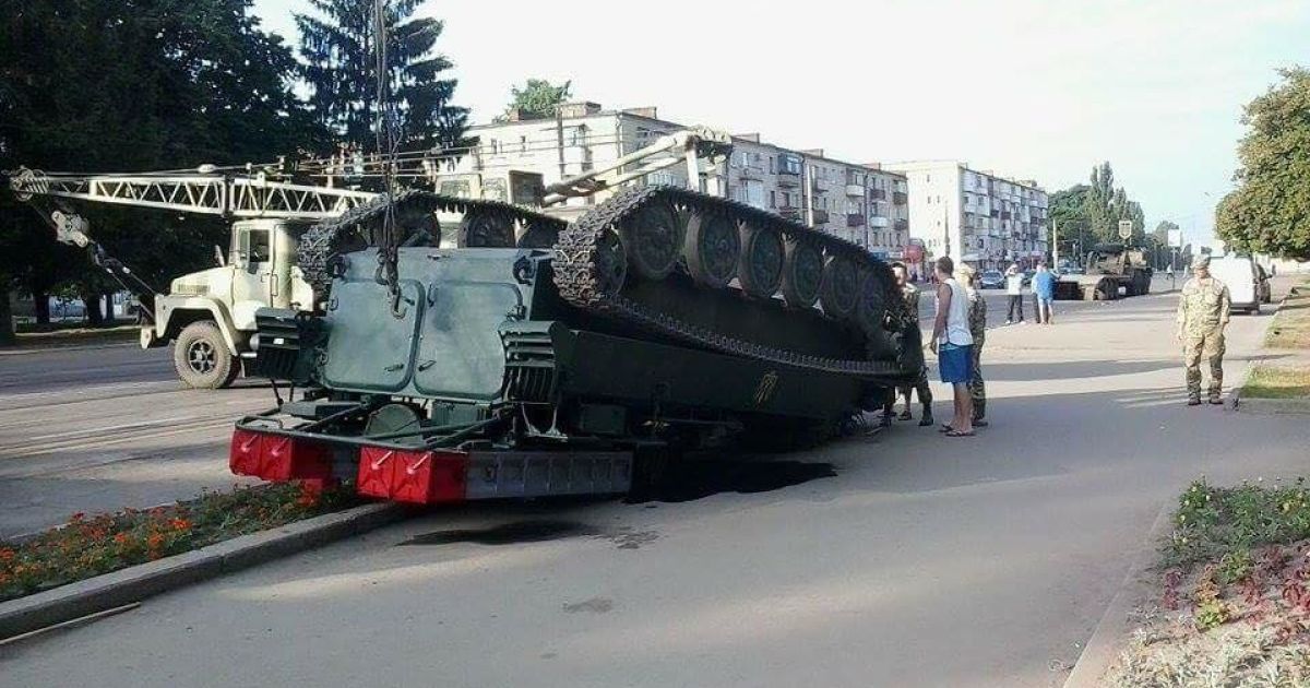 Посеред Конотопа перекинувся зенітно-ракетний комплекс