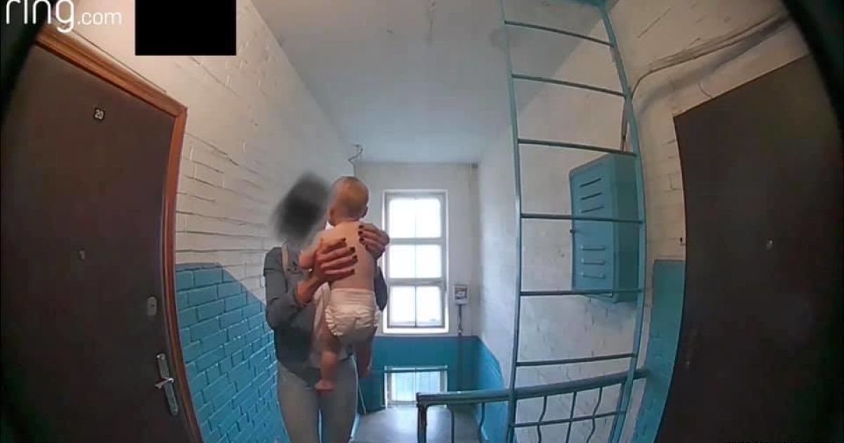 В Киеве младенец сидел спиной к открытому окну и ползал по лестнице: спасли соседи