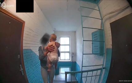 У Києві немовля сиділо спиною до відчиненого вікна та повзало сходами: врятували сусіди