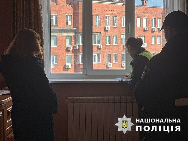 В указанной квартире правоохранители обнаружили тело 57-летней женщины со следами насильственной смерти / © Полиция Киева