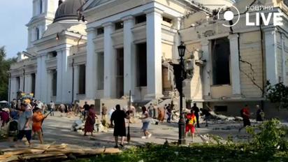 Ракетний удар по Одесі: люди згуртувались для прибирання наслідків атаки