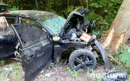 Автомобиль врезался в дерево: в Винницкой области водитель отправила на тот свет двух пассажирок (фото)