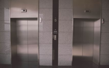 В Киеве в лифтах многоэтажек установят 5 тысяч экстренных боксов помощи: что туда входит (фото)