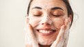 Очищение кожи лица летом: почему этот этап становится еще важнее