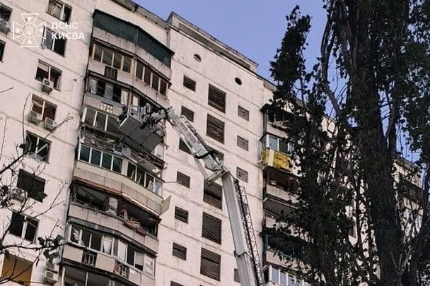 Атака на Київ 17 вересня, наслідки у Дніпровському районі / © ДСНС