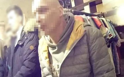Показывал сцены зоофилии и склонял к сексу: в Киеве мужчина развращал 13-летних девочек