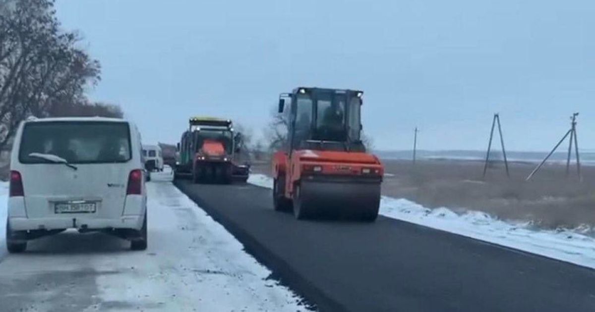 В Одессе дорожники отличились "новейшими технологиями": укладывали асфальт прямо на снег (видео)