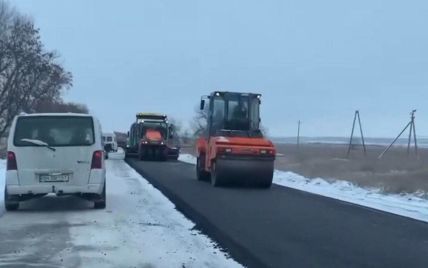 В Одесі дорожники відзначилися "новітніми технологіями": укладали асфальт просто на сніг (відео)
