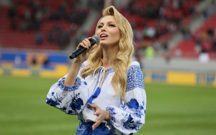 Оля Полякова у вишиванці виконала гімн України на футбольному матчі в Афінах