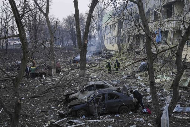 Ukrainian emergency employees work at a maternity hospital damaged by shelling in Mariupol / © Associated Press