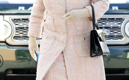 В новом костюме и шляпе с перьями: королева Елизавета II продемонстрировала нежный образ