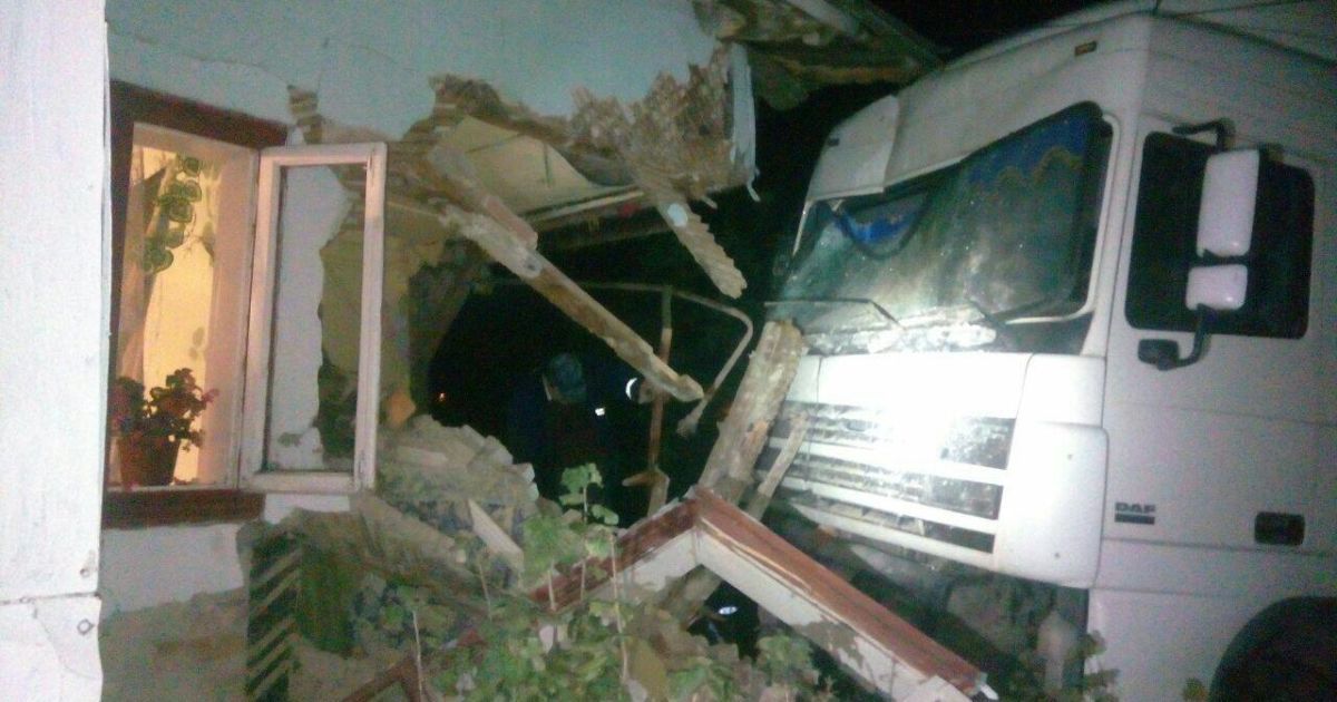 На Львівщині вночі фура протаранила житловий будинок