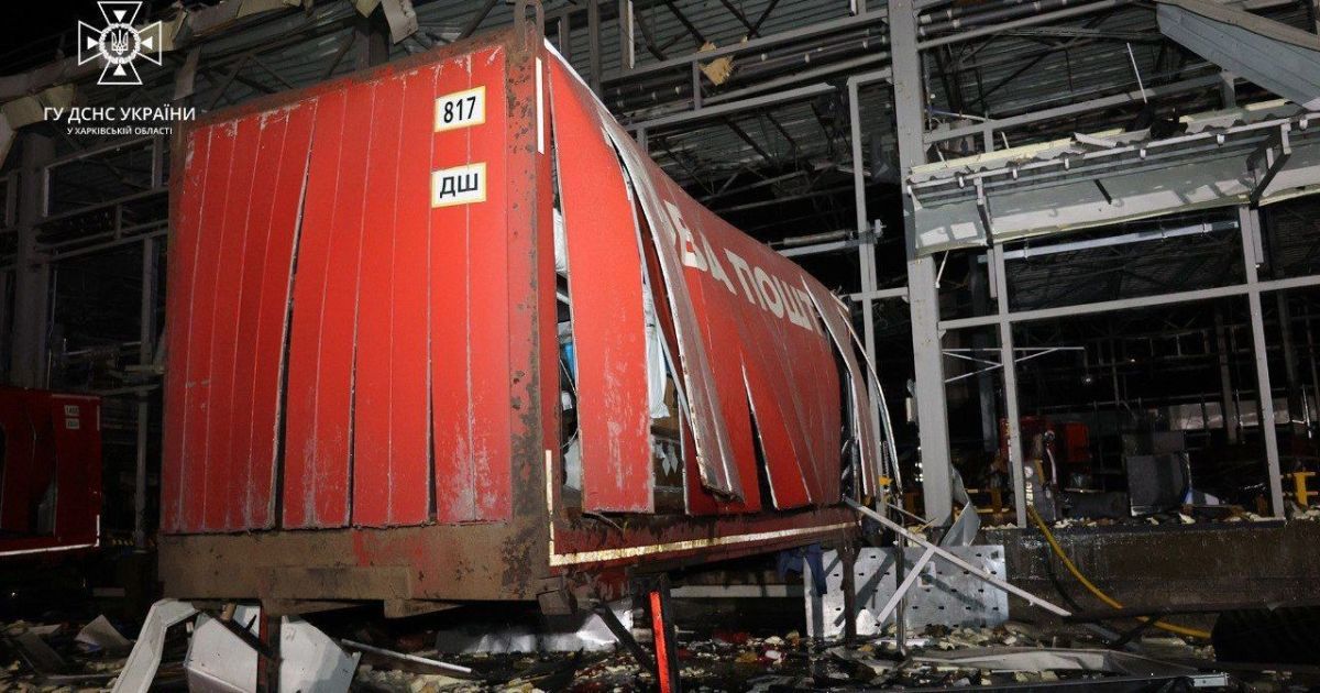 Ракетний удар по терміналу "Нової пошти". ФОТО:  ГУ ДСНС України у Харківській області