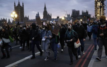 Убийство полицейским женщины в Лондоне переросло в массовую демонстрацию, протест и столкновения