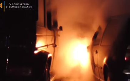 У Сумах вщент згоріли машини на автостоянці
