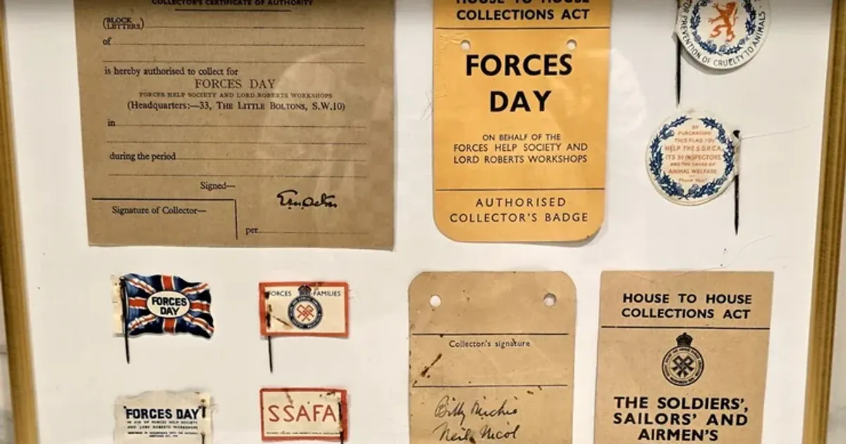 Жінка знайшла «капсулу часу» під час ремонту старої школи