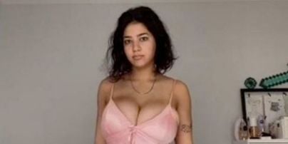 В TikTok завирусилось видео девушки, которая научилась принимать свою маленькую грудь