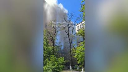 У Києві прорвало водогін: фонтан б'є вгору висотою з 16-поверховий будинок