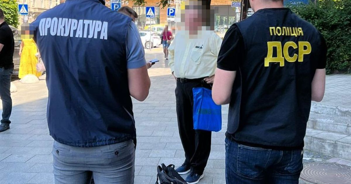 Спіймали "на гарячому": на Львівщині голова громадської організації відправляв чоловіків за кордон