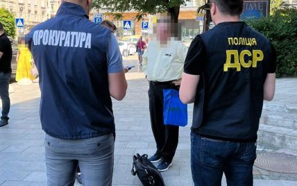 Поймали "на горячем": во Львовской области глава общественной организации отправлял мужчин за границу