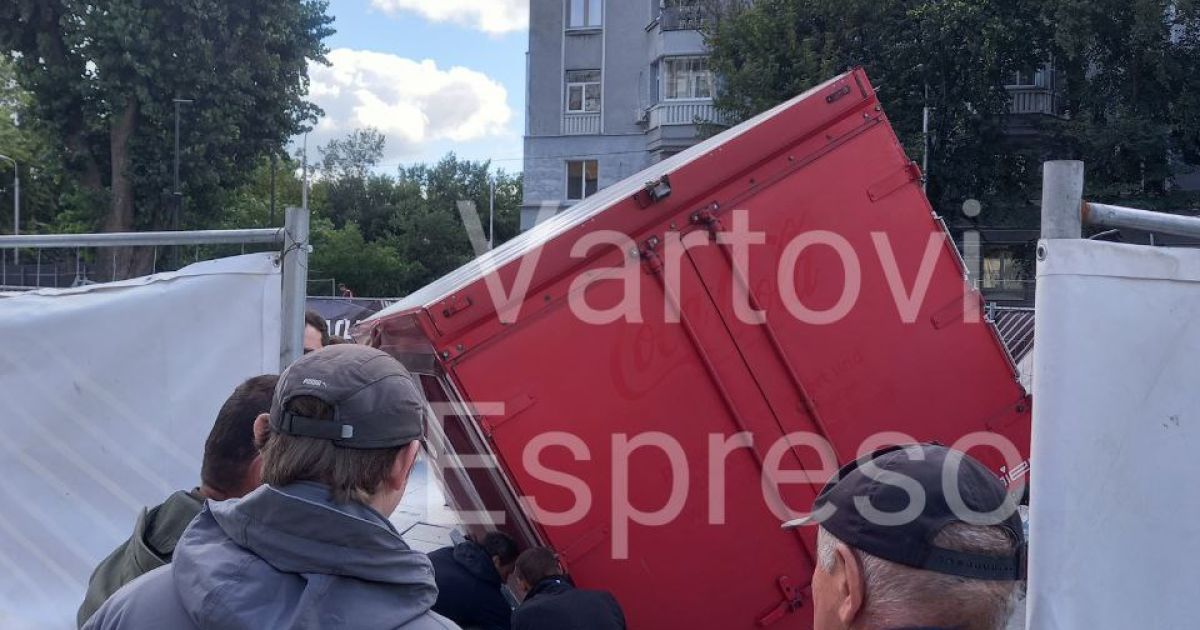 У Києві на Арсенальній вантажівка провалилася під землю