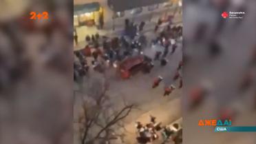Позашляховик влетів у людей на різдвяному параді у США