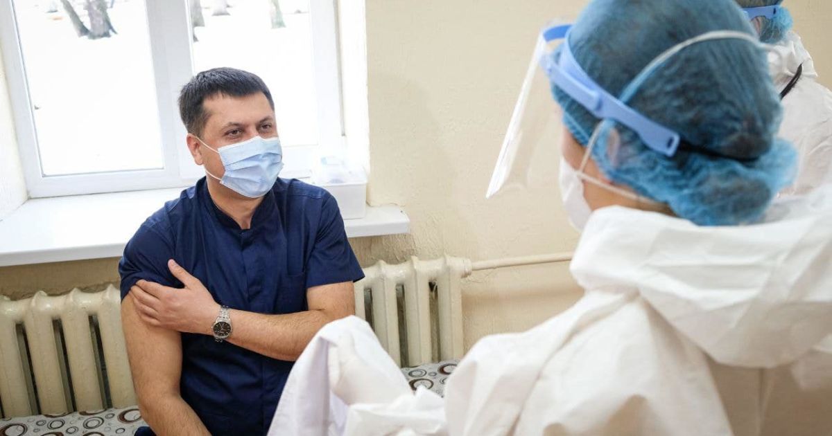 На Буковине стартовала вакцинация от коронавируса: первую прививку получил детский врач-анестезиолог