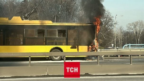 Возгорание троллейбуса на мосту Патона в Киеве