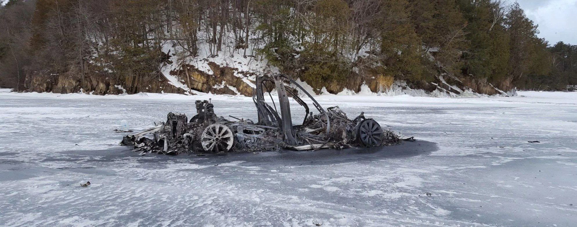 Выгоревшую дотла Tesla нашли посреди замерзшего озера в США