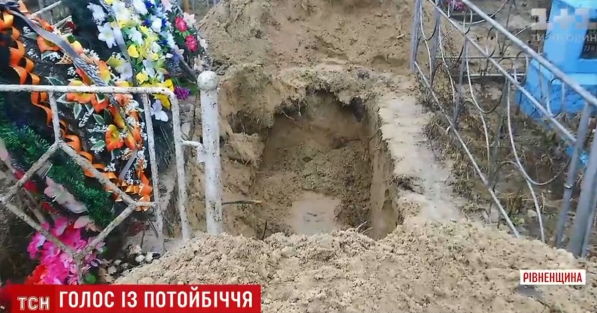 На Рівненщині чоловік розкопав могилу матері через сон і залишену в труні склянку